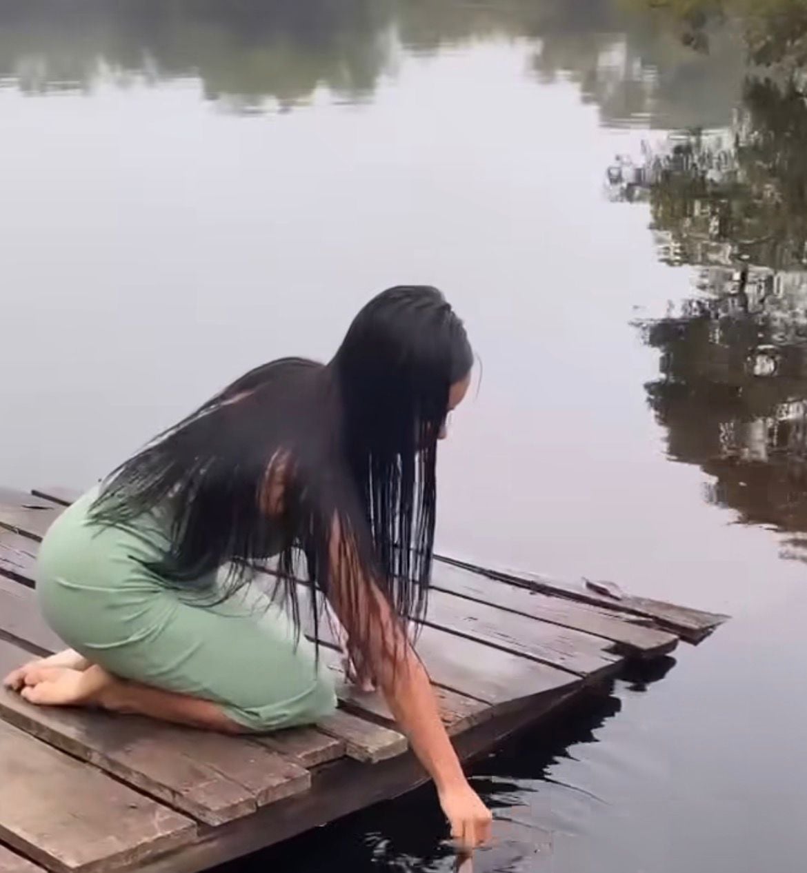 Scéna ukazuje, jak se zvíře přibližuje poté, co mladý muž vloží jídlo do vody, což má online následky.