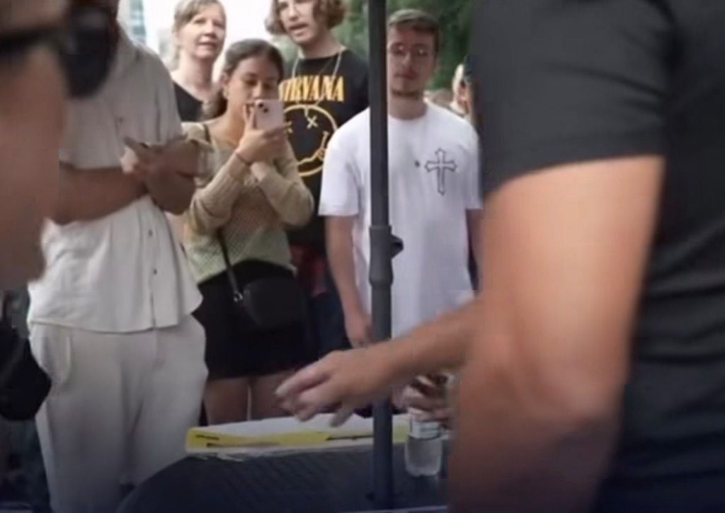 Deputado Guto Zacarias é confrontado por manifestantes durante ato na Avenida Paulista