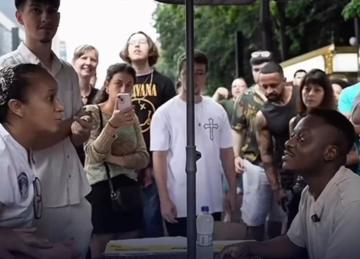 Náměstek Guto Zacarias je konfrontován demonstranty během akce na Avenida Paulista