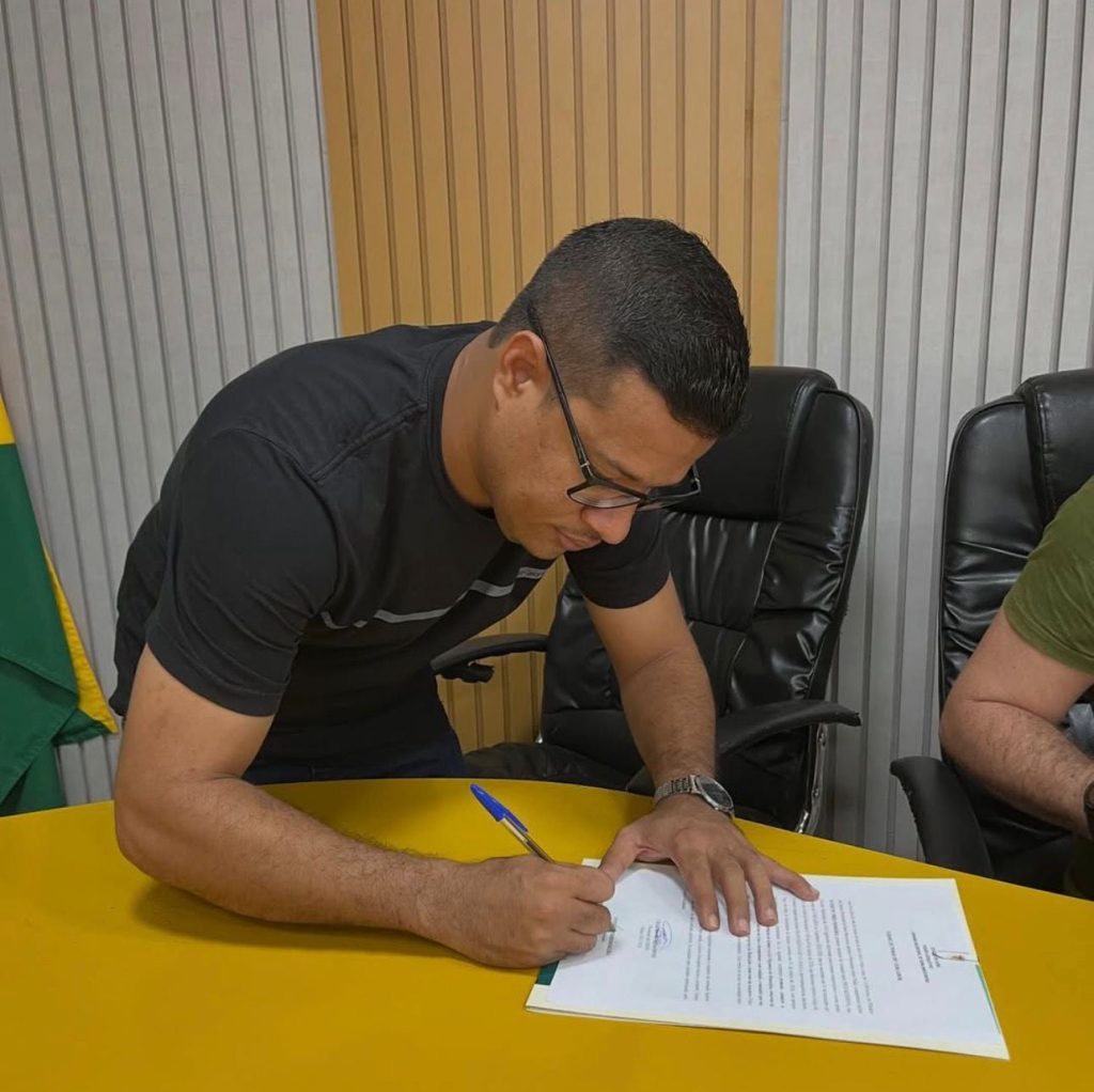 Pelé do Jacamim toma posse como vereador na Câmara de Sena Madureira após vacância do cargo