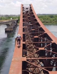 Atleta Diego Magno impressiona ao pedalar sobre estrutura metálica de ponte em novo vídeo