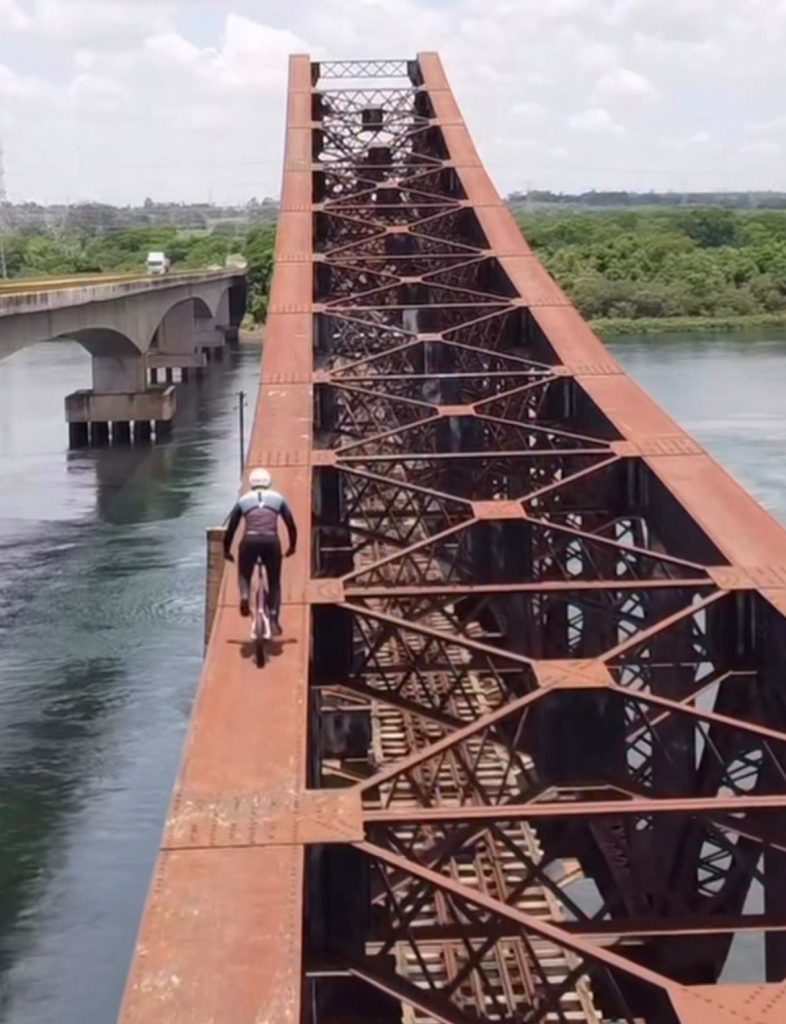 Atleta Diego Magno impressiona ao pedalar sobre estrutura metálica de ponte em novo vídeo