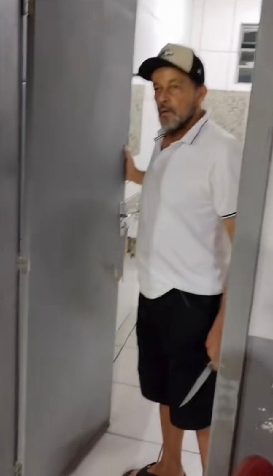 Video ukazuje neobratný pokus přátel otevřít zamčenou koupelnu