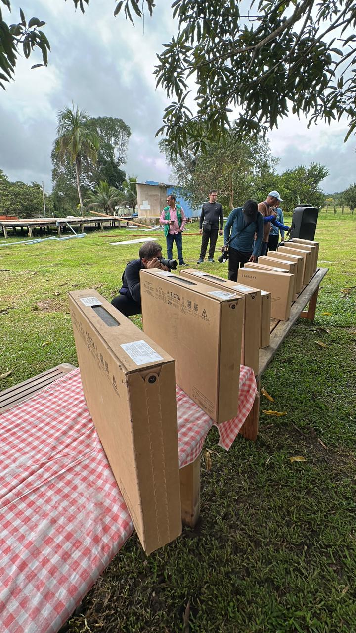 Venkovské komunity v Cruzeiro do Sul přijímají satelitní internet a rozšiřují přístup k technologiím