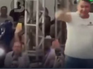 O apresentador Zé Eduardo criticou a participação do senador Flávio Bolsonaro em um evento político realizado no sábado (14), durante o lançamento da pré-candidatura de Marcos Rogério ao governo de Rondônia. A declaração foi feita durante o programa Giro Baiana. Ao comentar o caso, Zé Eduardo questionou a postura do parlamentar diante da internação do pai, o ex-presidente Jair Bolsonaro. “Aí eu pergunto a você que tá me ouvindo agora: seu pai tá internado na UTI… e você vai fazer campanha e dançar. É campanha”, afirmou. A crítica gerou debate durante a atração, com o jornalista Mateus Morais reforçando o posicionamento. “Meu pai podia estar na UTI e me pedisse pra eu ir pro carnaval, eu não ia. Por respeito a mim”, disse. Durante a discussão, os comunicadores questionaram a priorização de compromissos políticos em momentos considerados delicados na vida pessoal. Para eles, situações familiares exigem maior cautela e sensibilidade por parte de figuras públicas. Mateus Morais também destacou a responsabilidade associada ao cargo. “Ele tem que ter respeito a ele, como homem público, como pessoa, como filho”, completou o jornalista. A participação de Flávio Bolsonaro no evento e as declarações repercutiram nas redes sociais, ampliando o debate sobre conduta pública em meio a situações familiares de saúde.