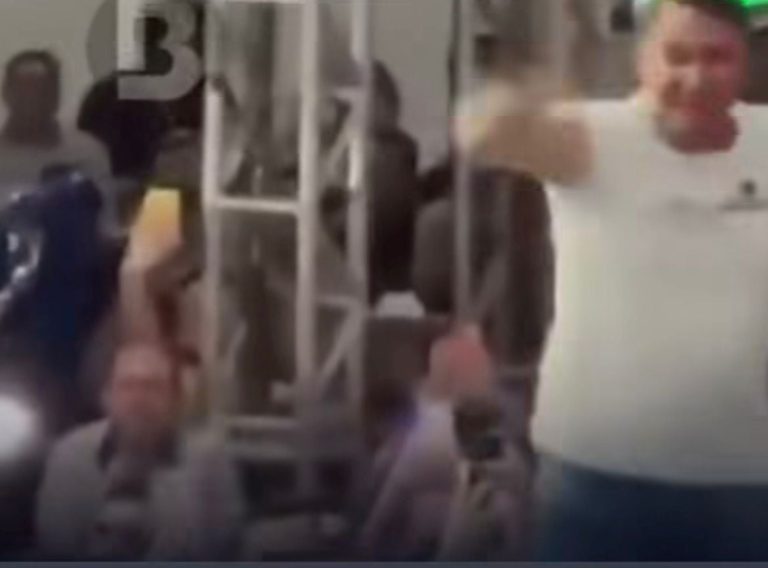 O apresentador Zé Eduardo criticou a participação do senador Flávio Bolsonaro em um evento político realizado no sábado (14), durante o lançamento da pré-candidatura de Marcos Rogério ao governo de Rondônia. A declaração foi feita durante o programa Giro Baiana. Ao comentar o caso, Zé Eduardo questionou a postura do parlamentar diante da internação do pai, o ex-presidente Jair Bolsonaro. “Aí eu pergunto a você que tá me ouvindo agora: seu pai tá internado na UTI… e você vai fazer campanha e dançar. É campanha”, afirmou. A crítica gerou debate durante a atração, com o jornalista Mateus Morais reforçando o posicionamento. “Meu pai podia estar na UTI e me pedisse pra eu ir pro carnaval, eu não ia. Por respeito a mim”, disse. Durante a discussão, os comunicadores questionaram a priorização de compromissos políticos em momentos considerados delicados na vida pessoal. Para eles, situações familiares exigem maior cautela e sensibilidade por parte de figuras públicas. Mateus Morais também destacou a responsabilidade associada ao cargo. “Ele tem que ter respeito a ele, como homem público, como pessoa, como filho”, completou o jornalista. A participação de Flávio Bolsonaro no evento e as declarações repercutiram nas redes sociais, ampliando o debate sobre conduta pública em meio a situações familiares de saúde.