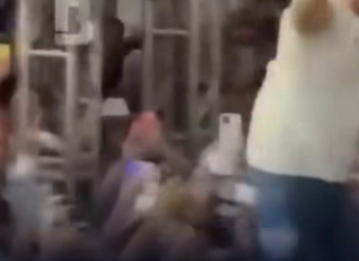 Moderátor kritizuje přítomnost Flávia Bolsonara na akci během hospitalizace jeho otce na JIP