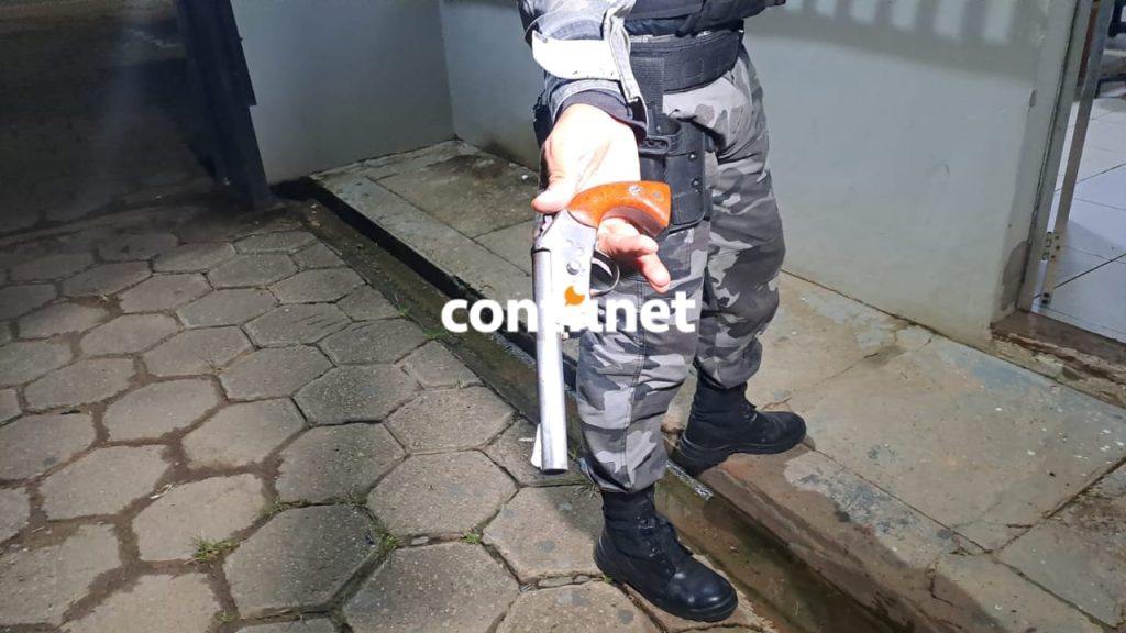 Homem armado ameaça cliente em bar, tenta se esconder e acaba preso pela polícia