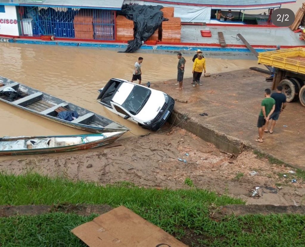 Řidič ztratí kontrolu nad vozidlem a téměř spadne do řeky Juruá ve vnitrozemí Acre