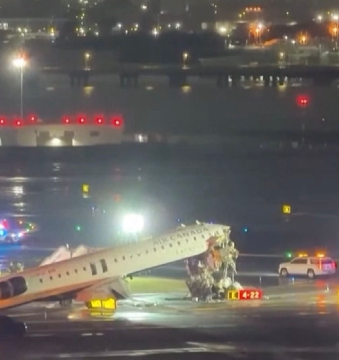 Acidente entre avião e caminhão de bombeiros fecha aeroporto LaGuardia em Nova York