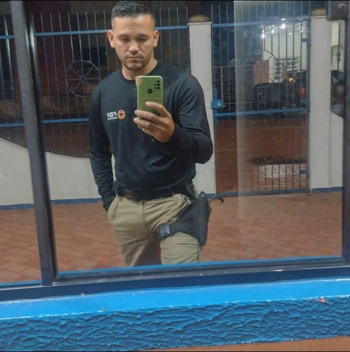 Pracovník ostrahy byl ve službě v Sena Madureira nalezen zraněný výstřely