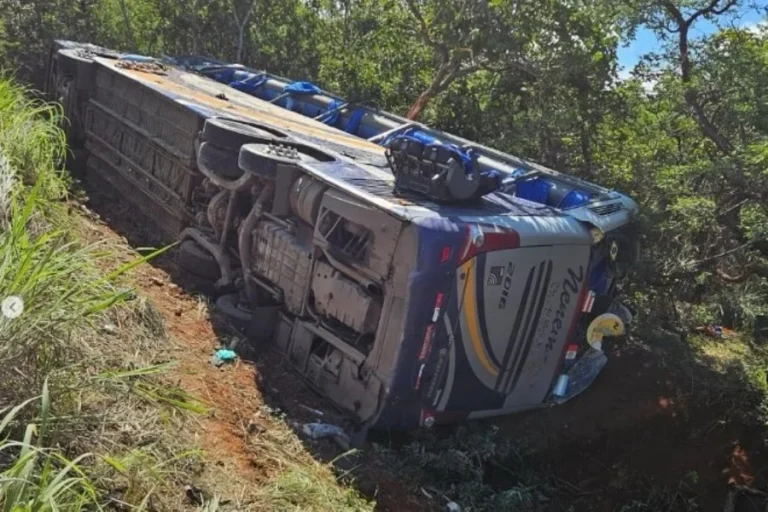 Ônibus com passageiros tomba em rodovia e deixa dois mortos e dez feridos