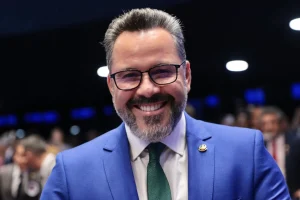 Alan Rick faz oração por Bolsonaro em evento político