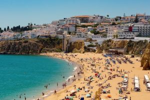 Tisíce Britů odejdou v létě z Blízkého východu do Portugalska: 300 000 Britů hledá „úkryt“