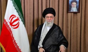 Mídia estatal confirmou a morte do aiatolá Ali Khamenei após anúncio feito por Donald Trump sobre bombardeio. Líder iraniano comandava o país há décadas.