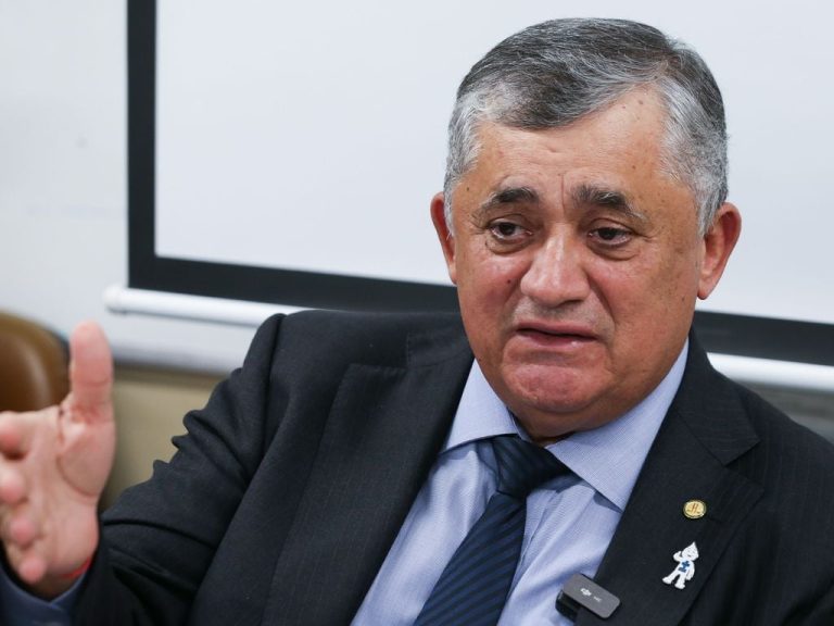 Předseda vlády ve Sněmovně: Snížení úrokových sazeb je malý krok vpřed, ale nedostatečný