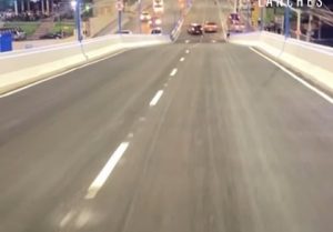 Motociclista registra momento e diz ser o primeiro a passar por elevado