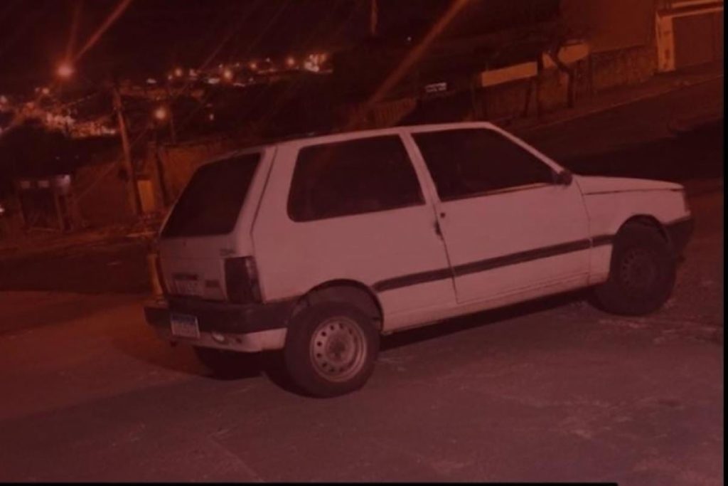 No áudio, a moradora diz que criminosos usam um fiat uno para aterrorizar as crianças
