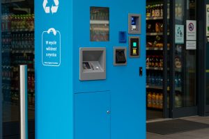 Máquina para reciclar garrafas de plástico junto ao supermercado.