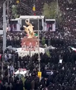 Milhares comparecem a funeral de estudantes mortos em ataque que atingiu escola no Irã