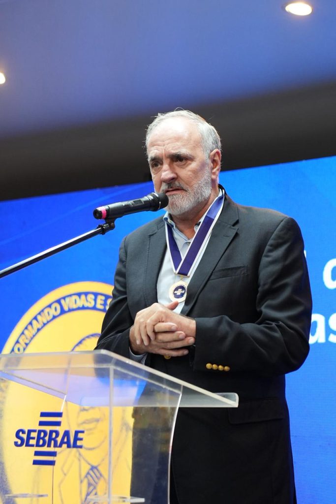 Deputado Luís Tchê recebe homenagem do Sebrae