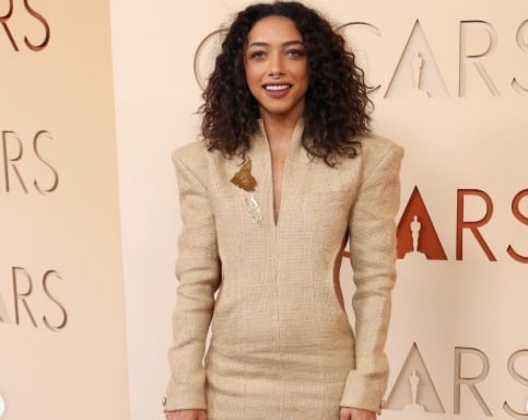 Na tradiční červený koberec začali přijíždět brazilští umělci