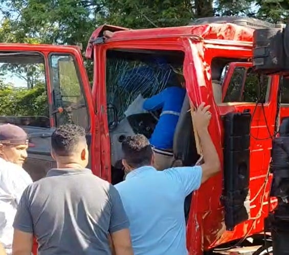 Naléhavé: nehoda na BR-364 zanechá oběť uvězněnou v troskách ve vnitrozemí Acre