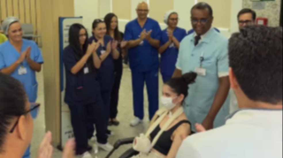 Alana opouští nemocnici za potlesku týmu — Foto: Reprodukce