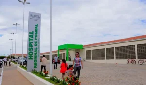 Mulher morre após comer pizza e surto leva mais de 100 pessoas ao hospital