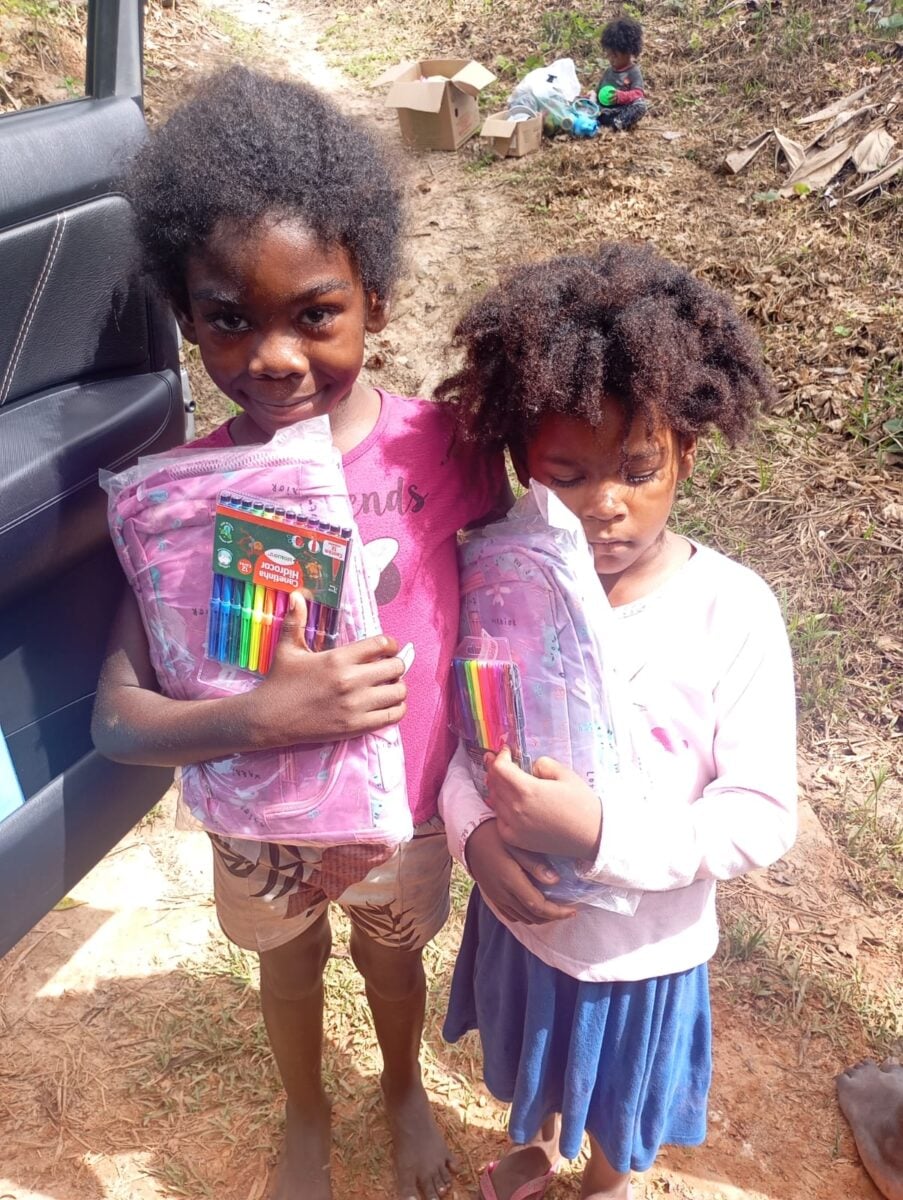 Projeto Conexão do Bem distribui kits escolares e ajuda 200 crianças