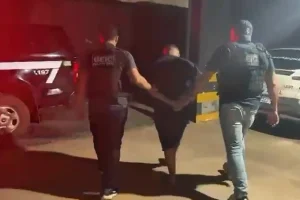 A Polícia Civil de Goiás prendeu, nesta quinta-feira (12/03), Wahlakison Lucas Mendes Caixeta, de 27 anos, mais conhecido pelo apelido de “Fumaça”. O criminoso é acusado de extorsão violenta e intimidação psicológica contra diversas vítimas em Luziânia (GO).
