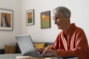 Žena nepracuje, vydělává 1 600 R$ na penzi a věnuje se studiu rodin a předků