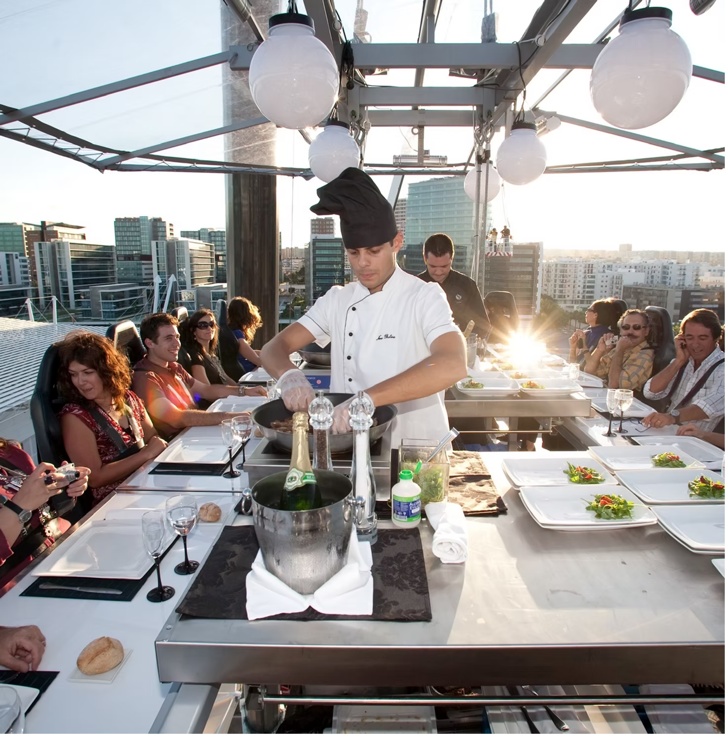 Noélia Jerónimo hraje hlavní roli ve večeři zavěšené 50 metrů vysoko v Algarve