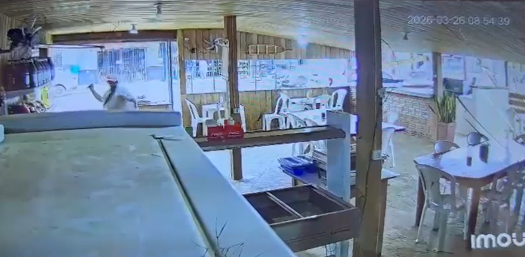 O homem foi ferido por terçado ao negar comida