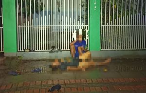 Homem tenta abusar de amigo bêbado, é flagrado por moradores