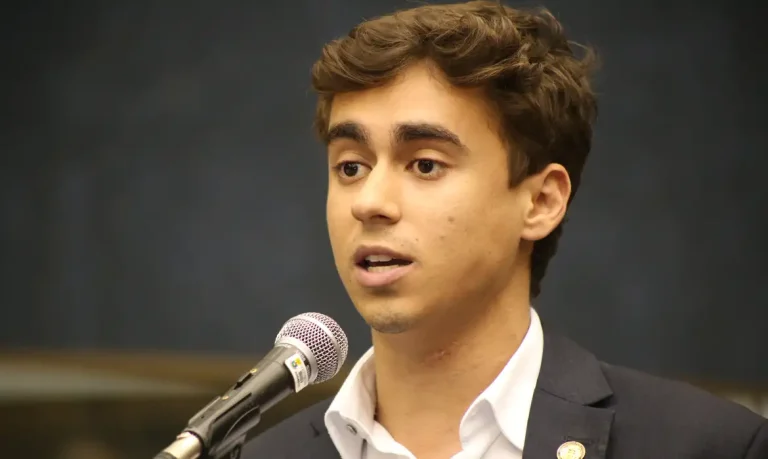 Eduardo Bolsonaro a Nikolas Ferreira si vyměňují ostny online