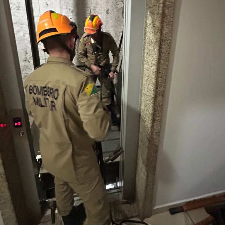 A Guarnição De Salvamento Do 3º BEPCIF Foi Acionada Para Ocorrência Envolvendo Elevador
