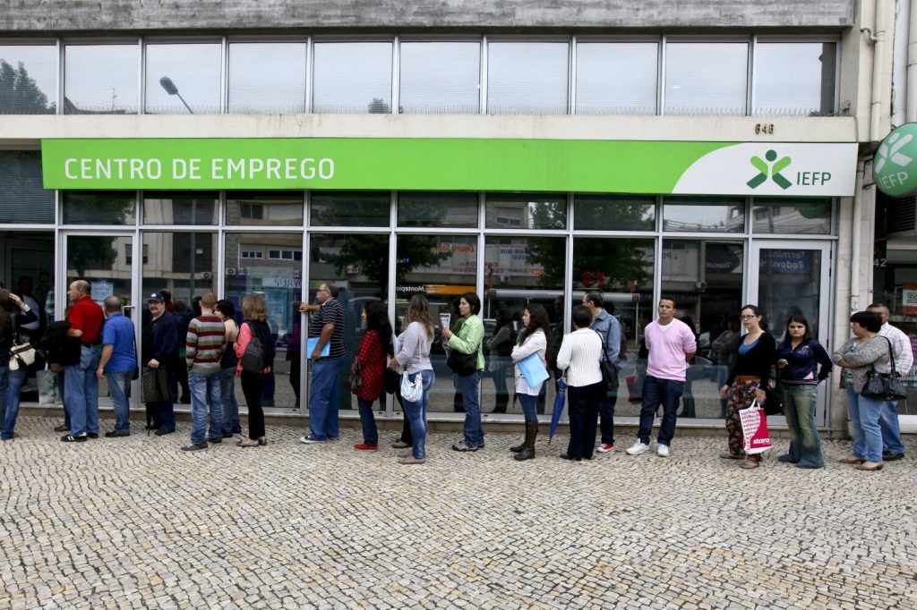 Pessoas em fila no Centro de emprego.
