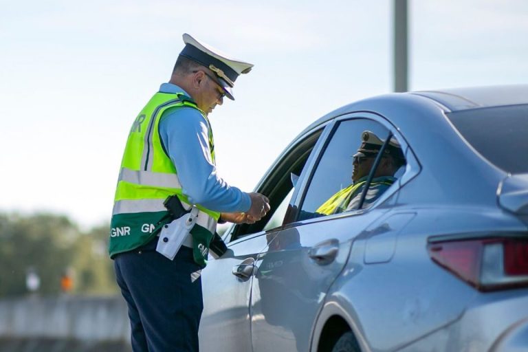 GNR a abordar condutor.
