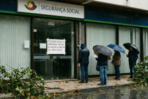 Pessoas à porta da Segurança Social encontram posto de atendimento encerrado. Crédito: Foto AI
