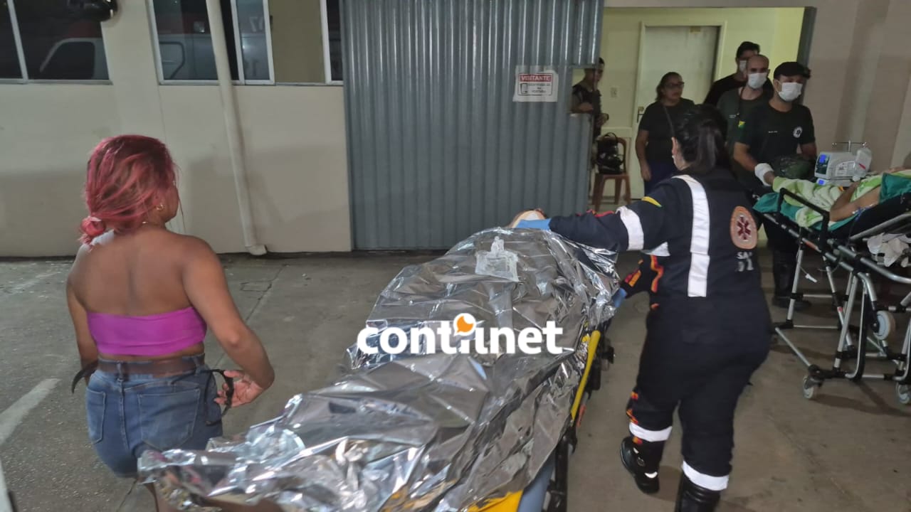 Mladý muž je ve vážném stavu poté, co spadl z motocyklu na větvi Rio Branco