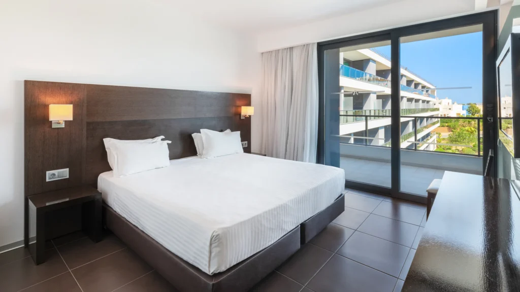 „Pokoj je obrovský“: v tomto resortu v Algarve se 100 metry bazénu platí každá osoba méně než 100 EUR za režim „all inclusive“