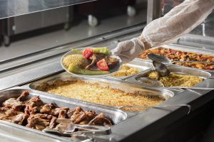 Učitelé a zaměstnanci protestují kvůli nedostatku personálu ve školních kuchyních a jídelnách v Portimão