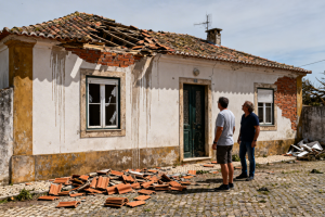 Casa afetada por um temporal. Crédito: Freepik AI