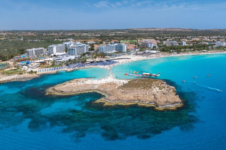 Důchodci jsou povoláni zpět do práce, aby se vyhnuli chaosu v této evropské zemi