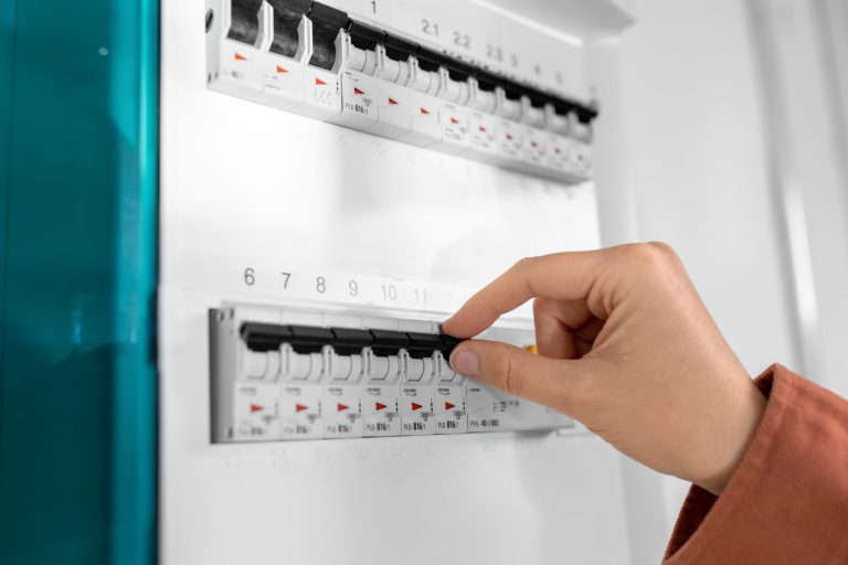 Účty za elektřinu mohou být vyšší z několika důvodů: zjistěte, co dělat, abyste platili méně