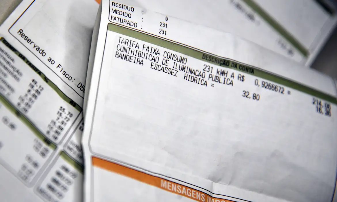 Para a maioria dos idosos já inscritos no CadÚnico e que são titulares da conta de luz, o desconto costuma ser automático.