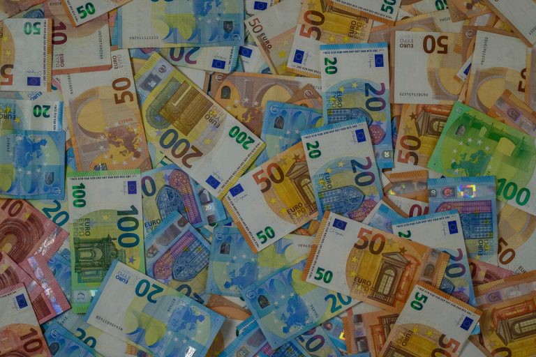 Várias notas de euro. Crédito: Freepik