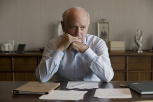 Reformado sentado à mesa. Crédito: Freepik AI