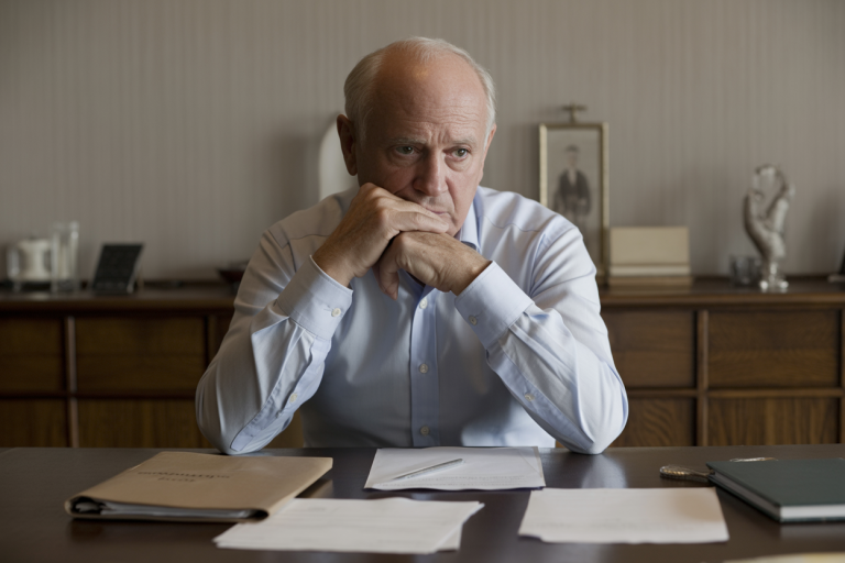 Reformado sentado à mesa. Crédito: Freepik AI